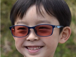 色覚メガネをかける子ども