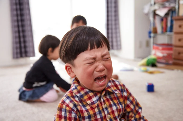 泣く子どものイメージ