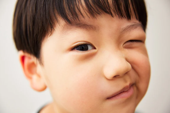 ウィンクする子ども