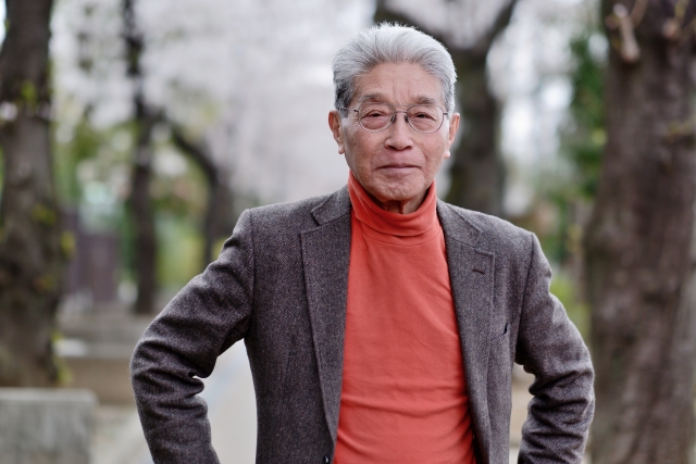 カラフルな服の男性のイメージ