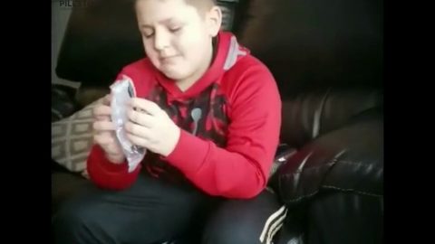 クリスマスに色サポグラスを受け取った少年